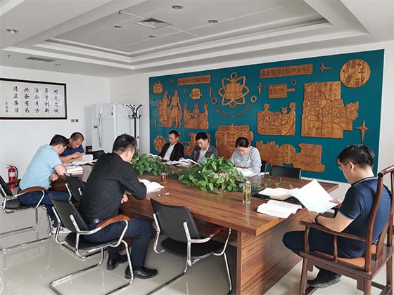 中心组学习.jpg 中心组学习.jpg